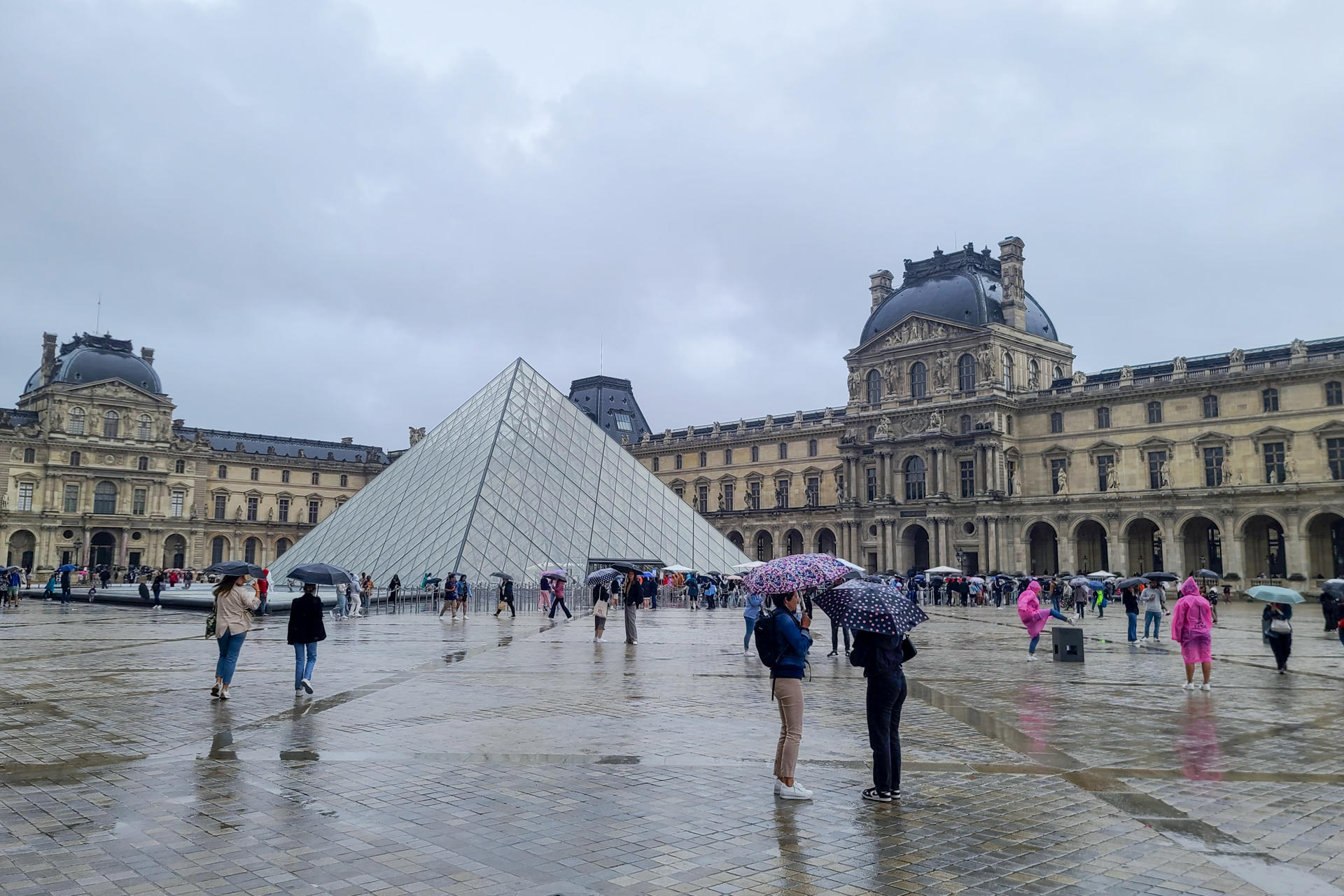 Las joyas robadas en el Louvre tienen un valor incalculable, dice el ministro del Interior