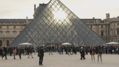 Tras tres días de cierre, los turistas que regresan al Louvre se consideran afortunados