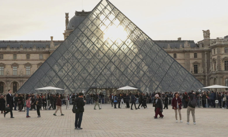 Tras tres días de cierre, los turistas que regresan al Louvre se consideran afortunados