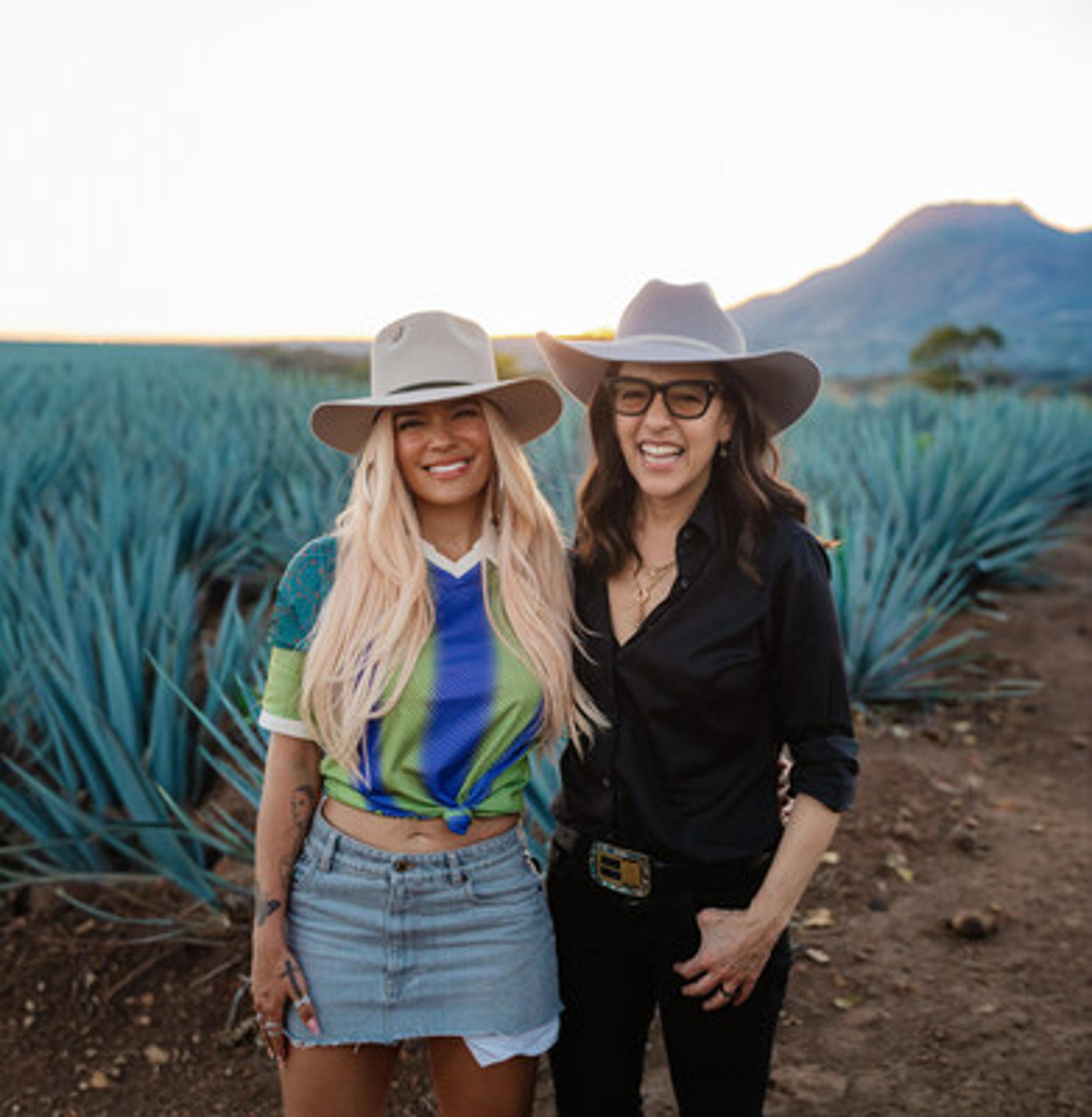 Karol G se une a Casa Dragones Tequila para lanzar 200 Copas: Una nueva expresión de tequila cristalino que celebra la maestría artesanal y el lujo de los momentos compartidos