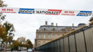 "Un robo digno de James Bond", se sorprenden turistas frustrados por el cierre del Louvre