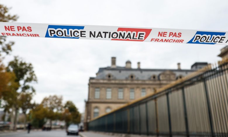 "Un robo digno de James Bond", se sorprenden turistas frustrados por el cierre del Louvre