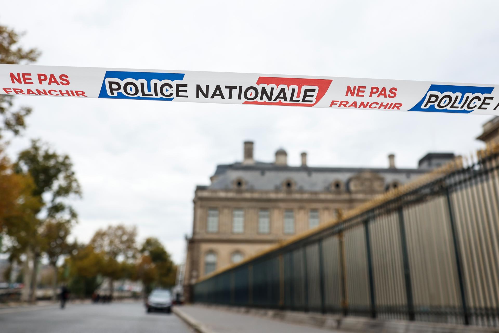 "Un robo digno de James Bond", se sorprenden turistas frustrados por el cierre del Louvre