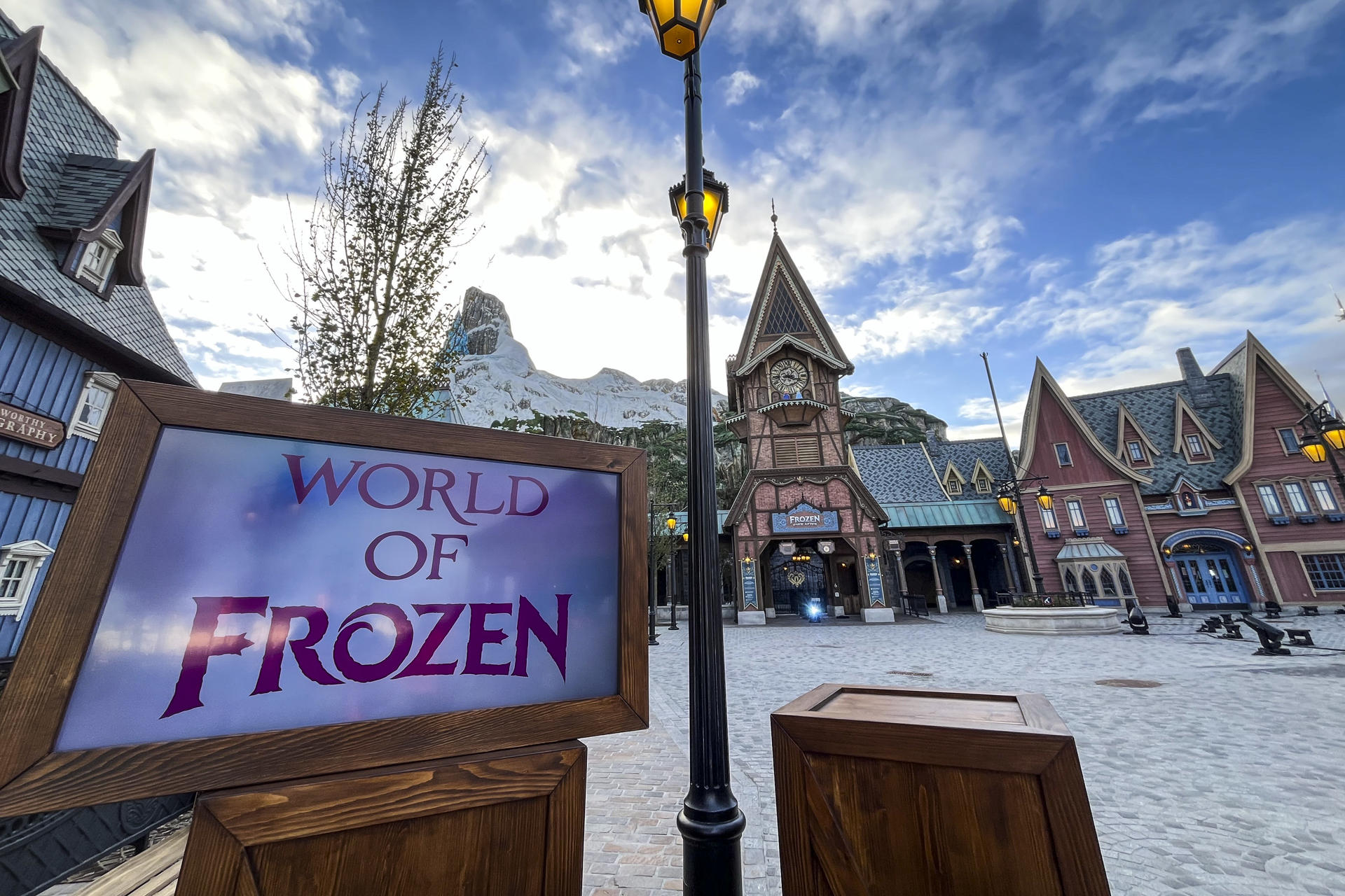 Disneyland París estrena en marzo un sector de Frozen y duplicará su segundo parque