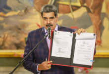 Maduro ordena crear comandos de defensa en caso de "lucha armada" ante despliegue de EEUU