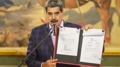 Maduro ordena crear comandos de defensa en caso de "lucha armada" ante despliegue de EEUU