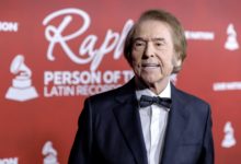 La industria le regala a Raphael "su gran noche" como Persona del Año en los Latin Grammy