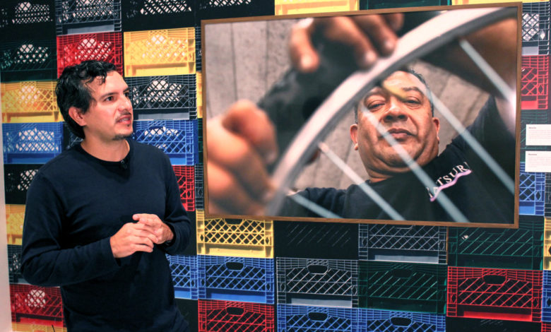 Fotógrafo venezolano preserva la historia viva de los migrantes en el Museo de Miami