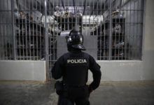 Los venezolanos enviados por EEUU a la cárcel de Bukele denuncian torturas, revela HRW