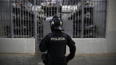 Los venezolanos enviados por EEUU a la cárcel de Bukele denuncian torturas, revela HRW