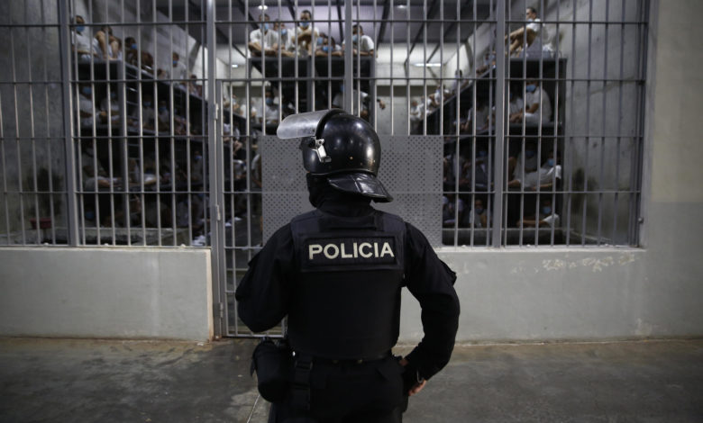 Los venezolanos enviados por EEUU a la cárcel de Bukele denuncian torturas, revela HRW