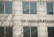 EE.UU. revisará tarjetas de residente de "todos" los migrantes de países de "preocupación"