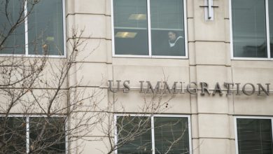 EE.UU. revisará tarjetas de residente de "todos" los migrantes de países de "preocupación"