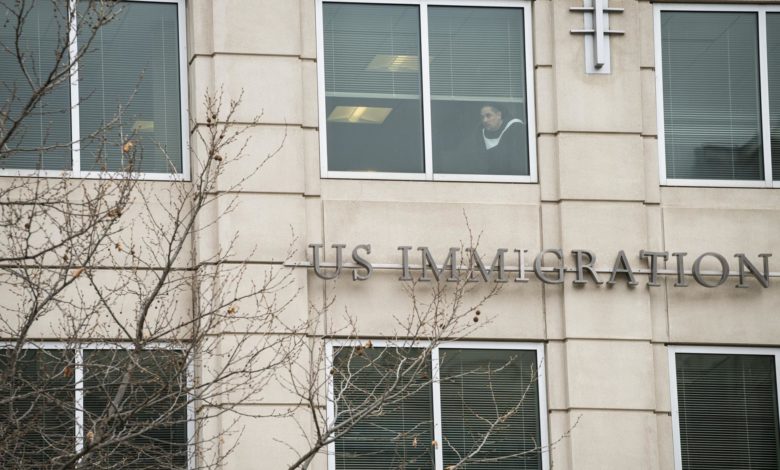 EE.UU. revisará tarjetas de residente de "todos" los migrantes de países de "preocupación"