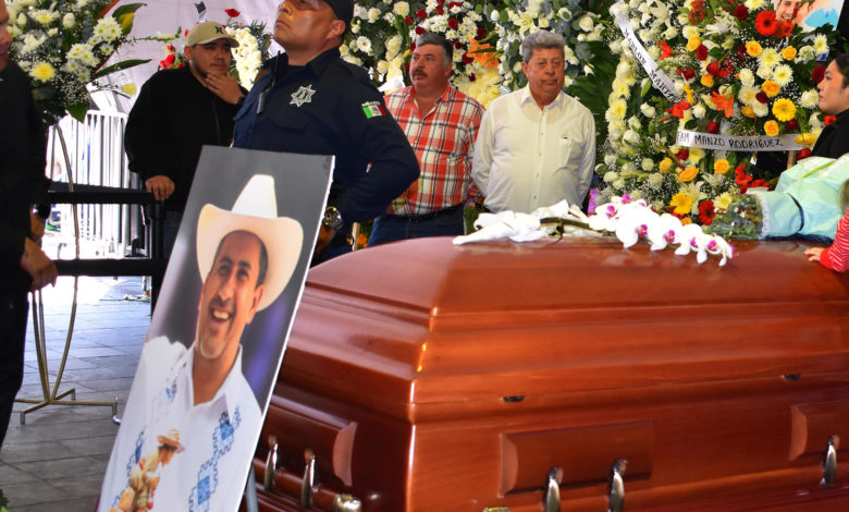 Claman justicia por asesinato de alcalde en México y exigen renuncia de Claudia Sheinbaum
