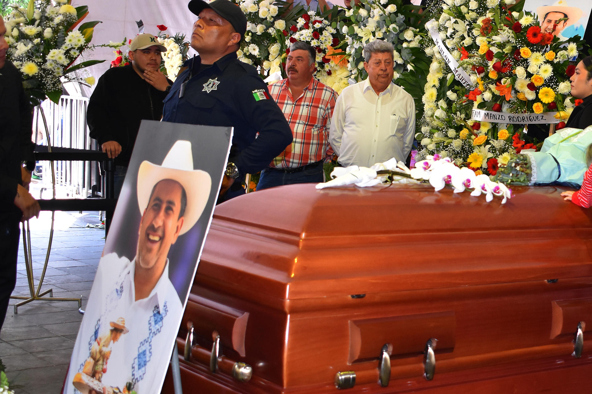 Claman justicia por asesinato de alcalde en México y exigen renuncia de Claudia Sheinbaum