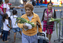 Venezolanos buscan ofertas para asegurar su plato navideño ante dificultades económicas