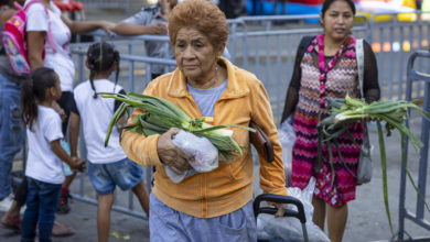 Venezolanos buscan ofertas para asegurar su plato navideño ante dificultades económicas