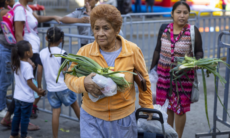 Venezolanos buscan ofertas para asegurar su plato navideño ante dificultades económicas