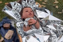 Un polémico pesebre contemporáneo en Illinois provoca un intenso debate en Navidad