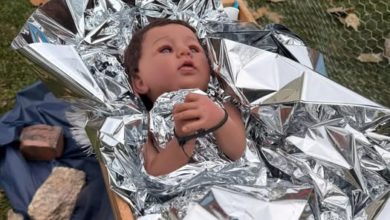 Un polémico pesebre contemporáneo en Illinois provoca un intenso debate en Navidad