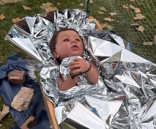 Un polémico pesebre contemporáneo en Illinois provoca un intenso debate en Navidad