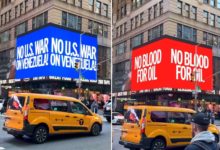 Gigantesca cartelera cae en Times Square y reaviva el debate sobre una posible intervención militar en Venezuela (+VIDEO)