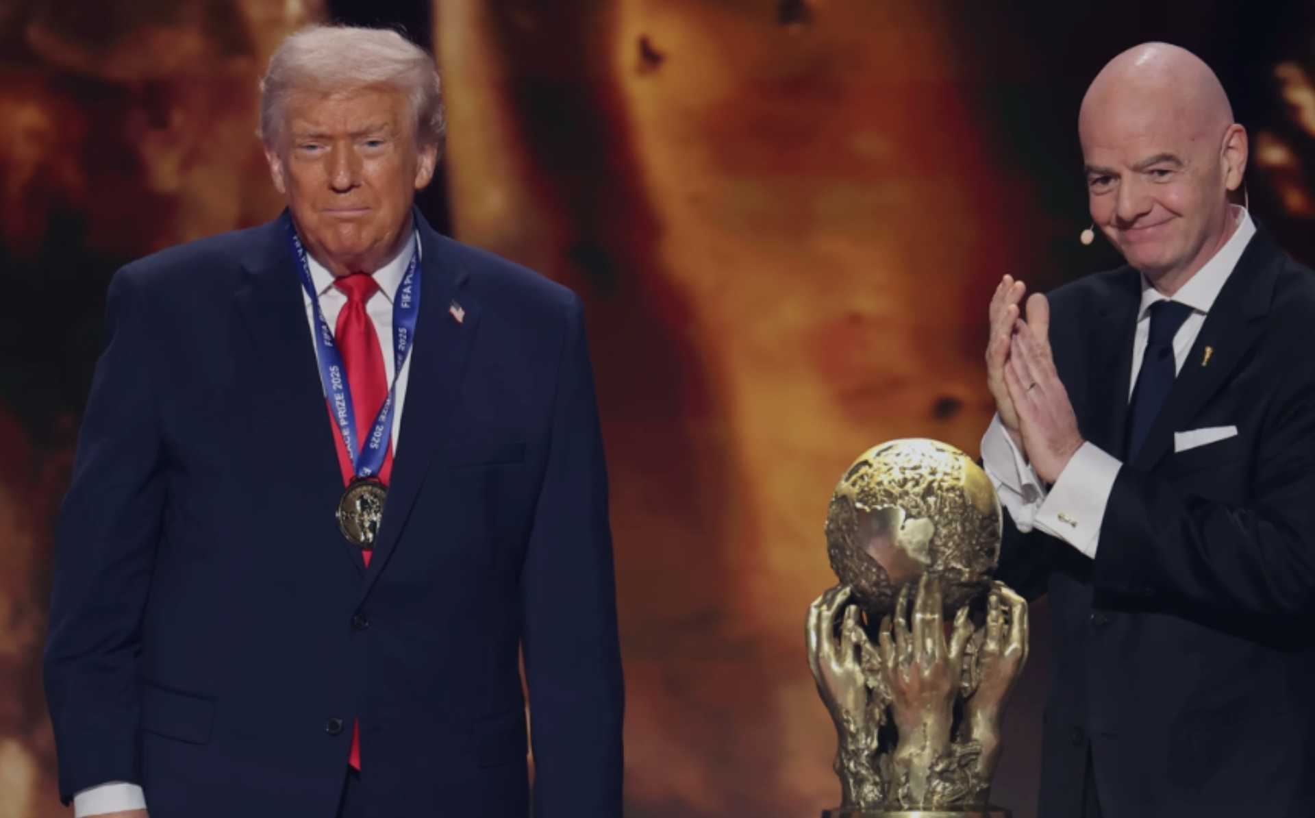 El presidente de Estados Unidos, Donald J. Trump, recibe el "Premio FIFA de la Paz: el fútbol une al mundo"