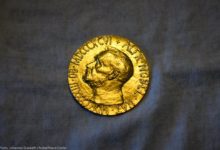 Polémica por Nobel de la Paz: Fundación Nobel niega cualquier transferencia tras gesto de María Corina Machado