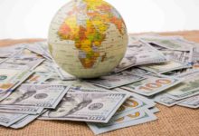 El oro escala a récord mientras el dólar estadounidense se hunde a mínimos de cuatro meses