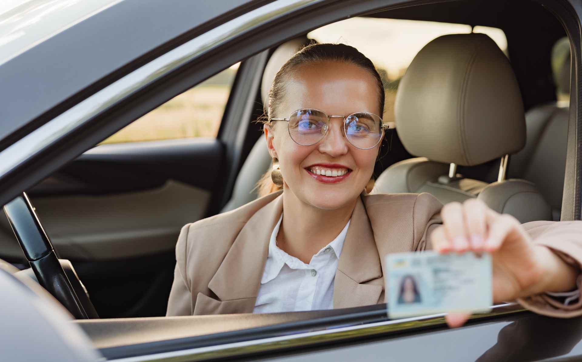 Kansas debate un proyecto que incorporaría el estatus migratorio en las licencias de conducir