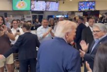El momento en el que Trump visitó el restaurante venezolano “El Arepazo” en el Doral y compartió con miembros de la comunidad migrante (+VIDEO)