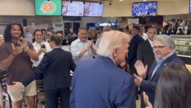 El momento en el que Trump visitó el restaurante venezolano “El Arepazo” en el Doral y compartió con miembros de la comunidad migrante (+VIDEO)