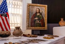 El FBI devuelve artefactos culturales, algunos con siglos de antigüedad, a Perú