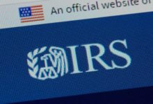 Impuestos tras la deportación: Qué obligaciones mantienen los inmigrantes fuera de EE. UU.