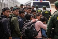 Latinos encabezan detenciones en fronteras de EE. UU. durante el segundo mandato de Trump, según análisis de CNN
