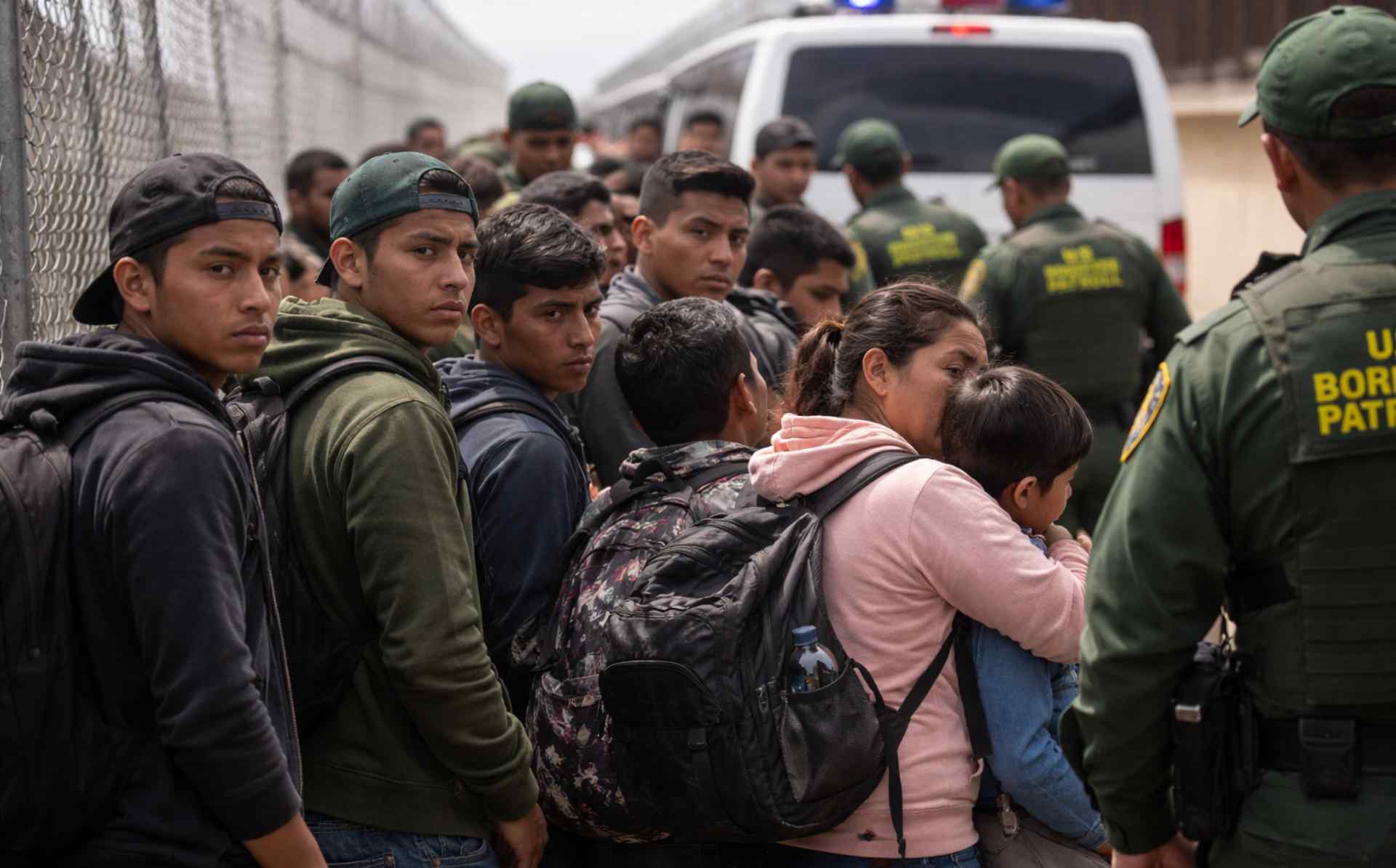 Latinos encabezan detenciones en fronteras de EE. UU. durante el segundo mandato de Trump, según análisis de CNN
