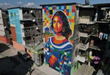 Óscar Olivares transformó Zacamil en El Salvador con un mural monumental de tapas recicladas (+VIDEO)