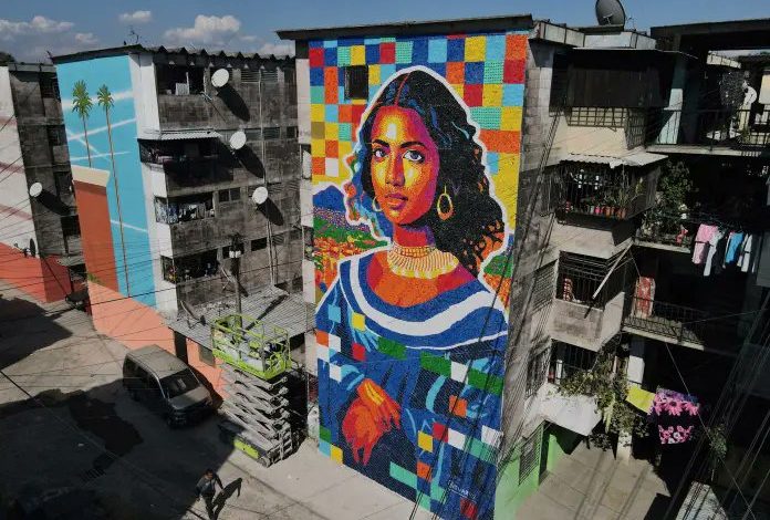 Óscar Olivares transformó Zacamil en El Salvador con un mural monumental de tapas recicladas (+VIDEO)
