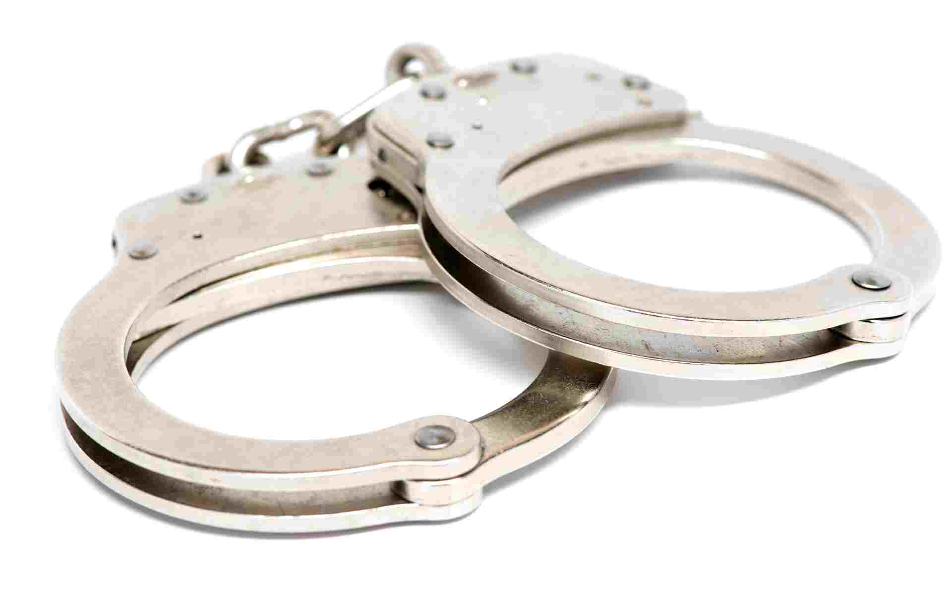 Arrestan en Utah a presunto mentor juvenil por posesión y distribución de material de abuso infantil