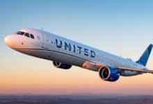 El secretario de Transporte de Estados Unidos, Sean P. Duffy, celebra el primer vuelo de United a Venezuela en ocho años