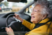 ¿Deben manejar los mayores de 75 años? Un debate legal y social que sacude a EEUU
