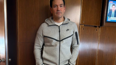 La foto del día: Marco Rubio desata polémica al usar el mismo Nike Tech que vistió Maduro tras su captura