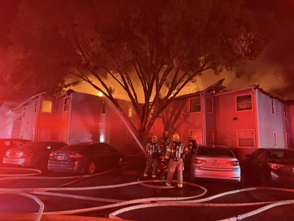 Incendio de gran magnitud afecta complejo de apartamentos en St. George y obliga al cierre de importante vía