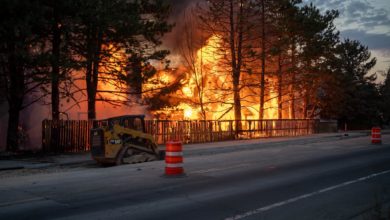 Bomberos enfrentan tres incendios en una sola noche y mantienen a salvo a la comunidad de Millcreek