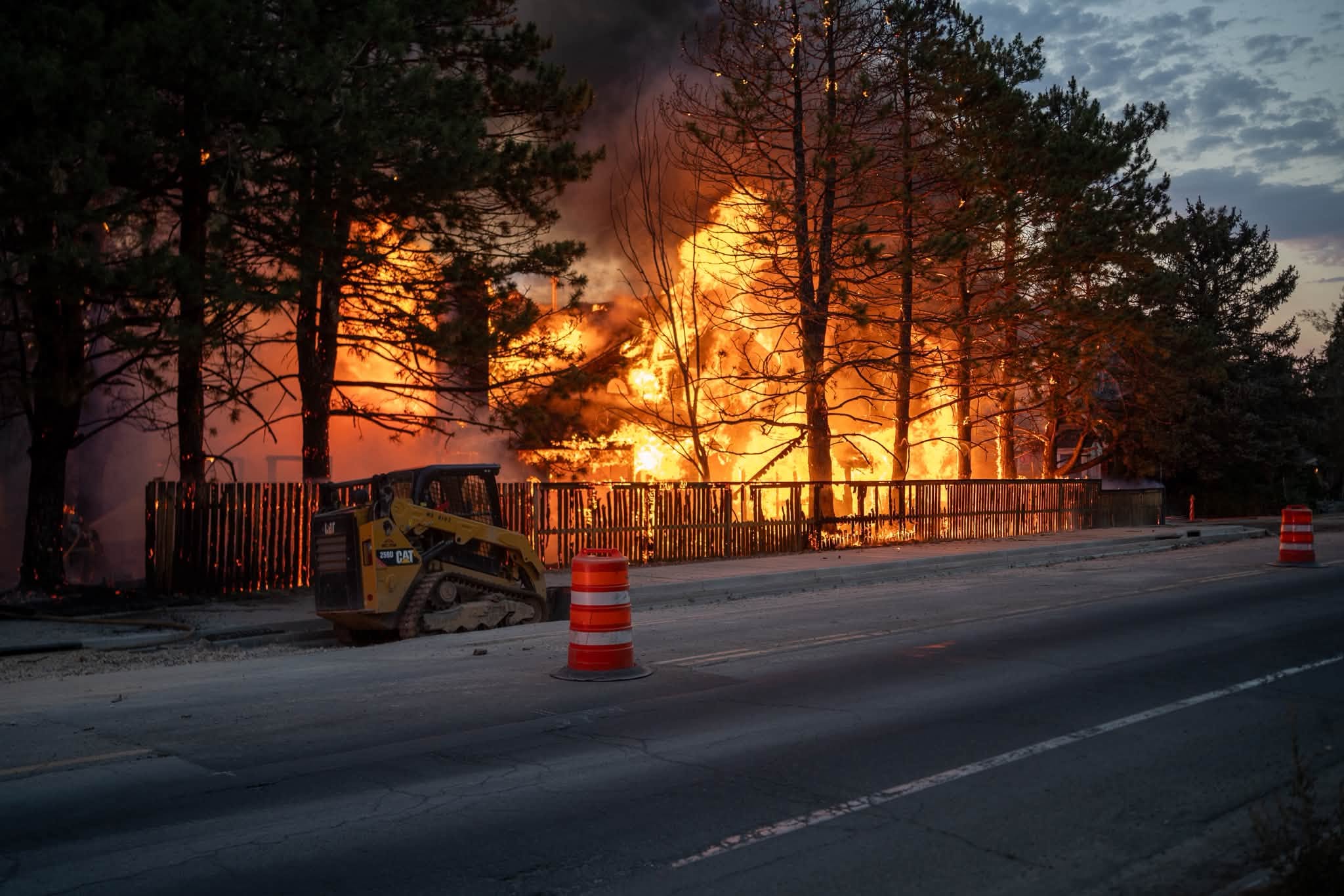 Bomberos enfrentan tres incendios en una sola noche y mantienen a salvo a la comunidad de Millcreek