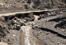 La carretera estatal SR-153 a su paso por Beaver Canyon permanece cerrada indefinidamente tras las inundaciones que arrasaron la vía