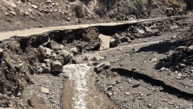 La carretera estatal SR-153 a su paso por Beaver Canyon permanece cerrada indefinidamente tras las inundaciones que arrasaron la vía