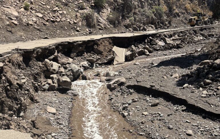 La carretera estatal SR-153 a su paso por Beaver Canyon permanece cerrada indefinidamente tras las inundaciones que arrasaron la vía