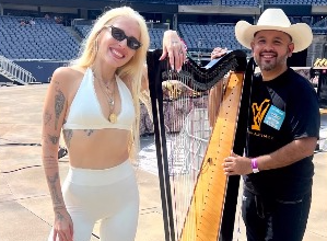 Talento venezolano brilla en la gira de Karol G: Elena Rose y el arpista Alex Martínez llevan el sonido llanero a los estadios de EE. UU. (+VIDEO)